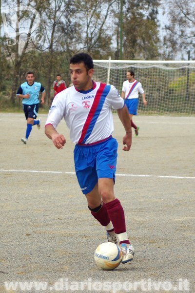 Filippo Pusceddu in una discesa palla al piede
